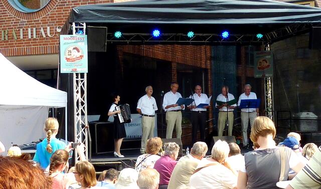 Der Shanty-Chor bringt maritimes Flair mit.