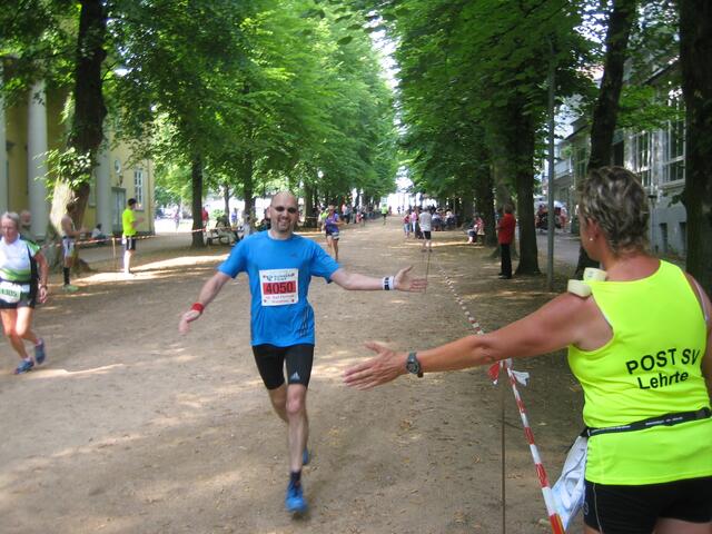 Post SV Lehrte: Jochen Zittier nach 42 km im Zieleinlauf