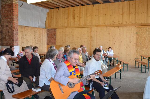 Die draußen wartenden Gottesdienstbesucher werden hineingesungen.