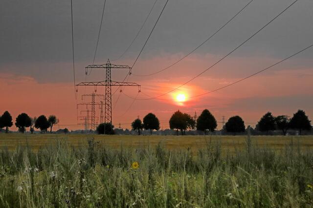 Blick aus der Ahltener Feldmark auf Ahlten/Nord und Umspannwerk
