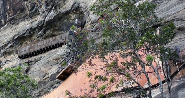 Rechts sieht man den Aufgang, in der Mitte die Wendeltrppe zum geschlossenen Balkon vor der Höhle der Wolkenmädchen.