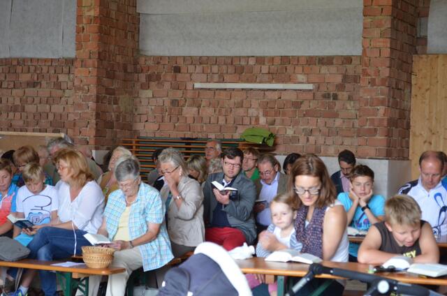 Die verschiedenen Generationen sind miteinander verbunden im gemeinsamen Jubel.