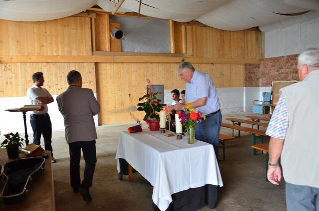 Der Stadel-Altar ist geschmückt. Die Altarkerzen werden entzündet.