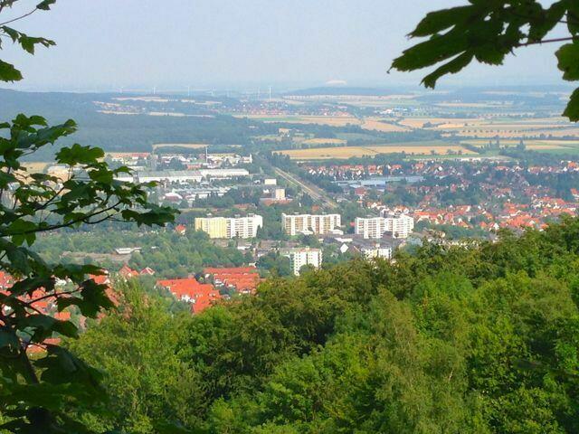 Diese Wohnblöcke sind nun nicht sonderlich schön anzusehen, aber trotz der etwas "milchigen" Luft konnte man bis zum Kaliwerk "Siegfried" sehen, welches zwischen Sarstedt und Hildesheim liegt (der weiße Berg am Horizont)
