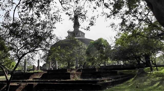 Tempel im Park am Fusse von Sigiriya