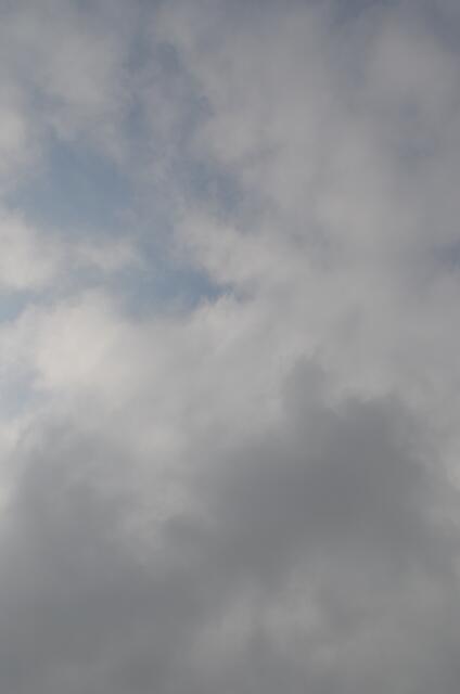 Und der blauweiße Himmel wölbt sich über uns.