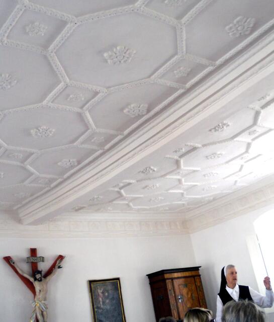 Im Kapitelsaal, mit schöner alten Decke