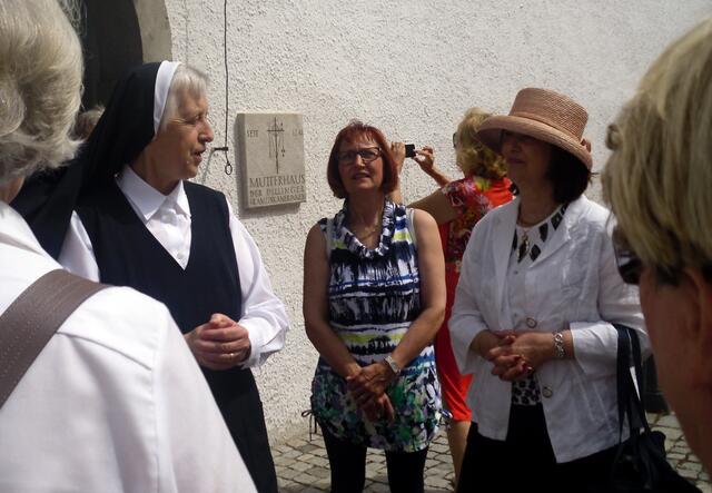 Nur eine einfache Pforte mit Glockenzug ist der bescheidene Eingang ins Kloster
