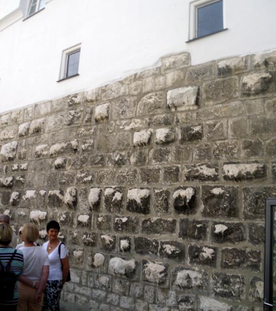 Das Kloster an der Stadtmauer gebaut, zeigt seinen Ursprung