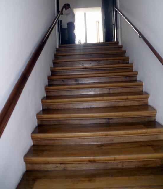 Hier geht es eine schöne Holztreppe rauf