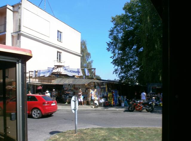 Durch den Lautsprecher erfahren wir in deutscher Sprache, dass  Swinemünde eine Stadt mit über 41.000 Einwohnern ist. Sie liegt auf zwei Inseln und zwar der Insel Usedom und der Insel Wollin. Świnoujście heißt die Stadt auf Polnisch.