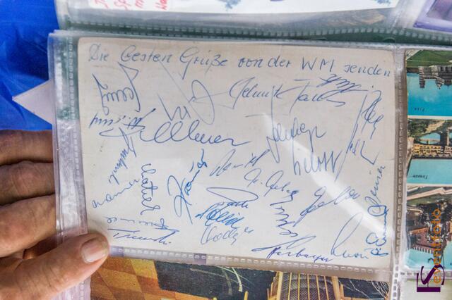 Helmut-Haller-Platz-Fest: Helmut Hallers langjähriger Freund und Fan Walter Held hatte viele Erinnerungen an den Weltfußballer mitgebracht