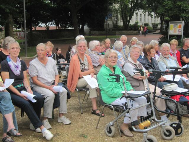 Lauter fröhliche Gesichter.