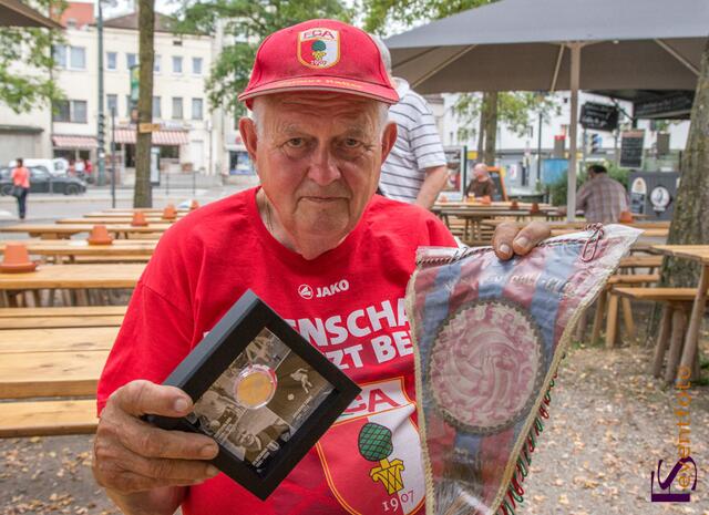 Helmut-Haller-Platz-Fest: Helmut Hallers langjähriger Freund und Fan Walter Held hatte viele Erinnerungen an den Weltfußballer mitgebracht