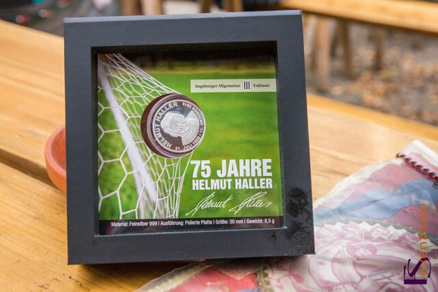 Helmut-Haller-Platz-Fest: Helmut Hallers langjähriger Freund und Fan Walter Held hatte viele Erinnerungen an den Weltfußballer mitgebracht