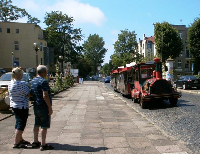 Wir fahren mit der Bimmelbahn durch Swinemünde.