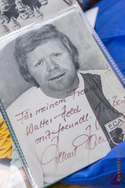 Helmut-Haller-Platz-Fest: Helmut Hallers langjähriger Freund und Fan Walter Held hatte viele Erinnerungen an den Weltfußballer mitgebracht