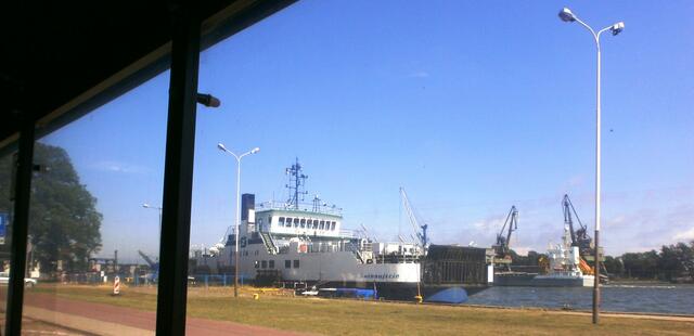 Im Osten wird der Stadtkern von dem Hafen begrenzt, der wiederum von der 1020 m langen Westmole und der 1372 m langen Ostmole. Beide Molen wurden in der ersten Hälfte des 19. Jahrhunderts erbaut.