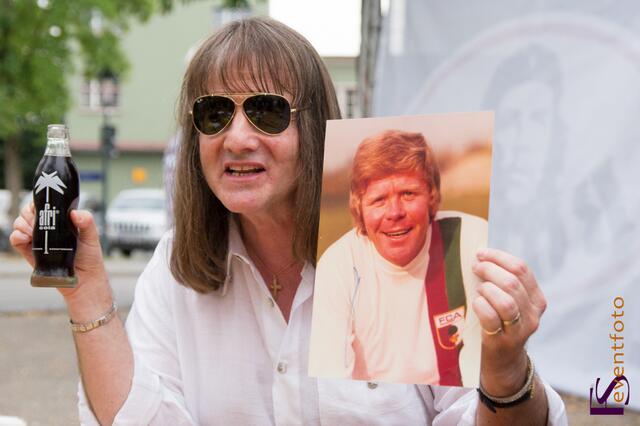 Helmut-Haller-Platz-Fest: Unter den Zuschauern: Haller-Fan und Schlagersänger Gerhard "Sweety" Schönherz