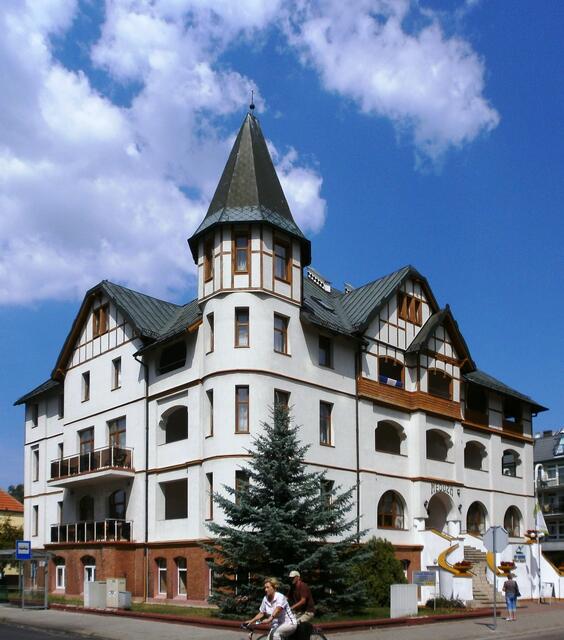 1824 wurde in Swinemünde die erste offizielle Badesaison eröffnet. Das brachte dem Seebad einen neuen Erwerbszweig mit weit reichenden Folgen. Fast die Hälfte aller Gäste kamen aus Berlin angereist.