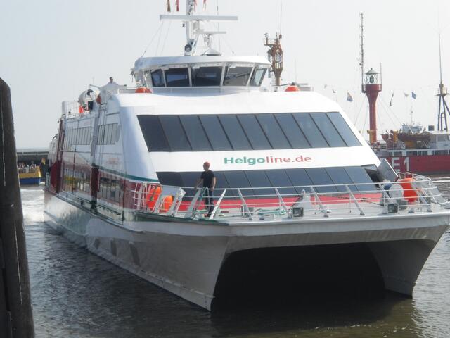 Der Schnell-Katamaran legt in Cuxhaven von Hamburg kommend an