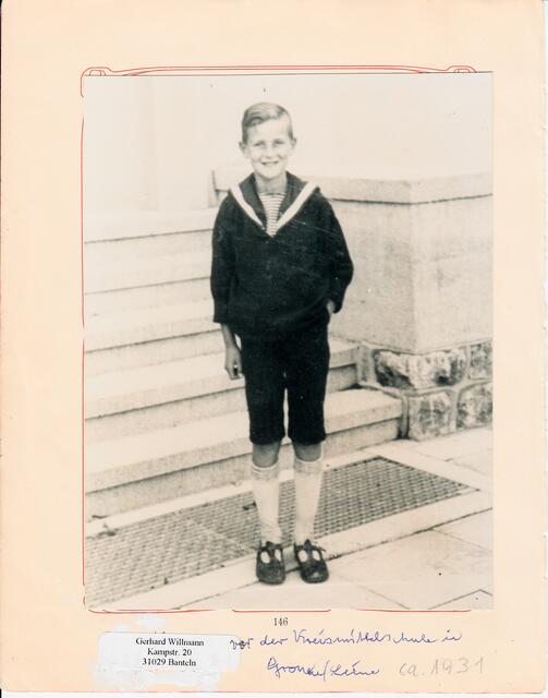 28) 31028Gronau: Realschule GeorgSauerwein,  1930-1936_Schüler Willmann, Gerhard vor dem Portal. Bei meinem Besuch am 01.08.14 noch "putzmunter" in Banteln seßhaft. Freudig sprudeln die Erinnerungen aus 94 Jahren über seine Lippen! Er will noch Einiges aufschreiben.  Als netten, treuen Kunden kenne ich ihn schon lange. | Foto: Willmann