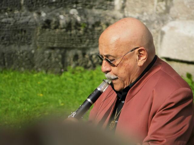Ganz in die Musik vertieft