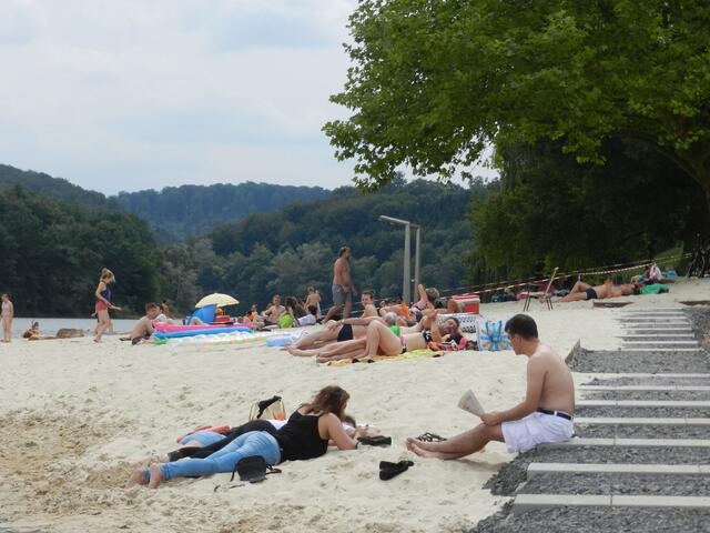 Der Sand am Strandbad wird gerne angenommen.
