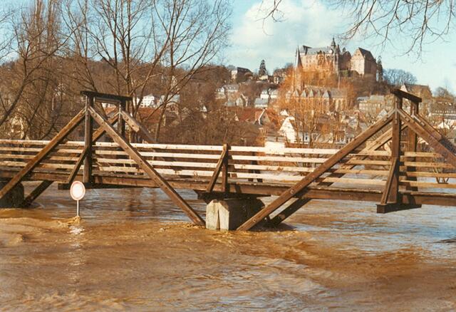 Der Steg am Universitätsstadion (heute Hirsefeldsteg genannt) hat seit 1913 als einziger Holzsteg alle Hochwasser überstanden (Foto: 1984)