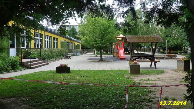 (28) !!! Sonntags + Monatsbilder / Schulhof !!! 13.7.2014 Temperatur: Plus 11°C 6:17h / 16°C Plus 8:03h - in der Sonne / 22°C im Schatten / Wind:1- 4 / sonnig und stark bewölkt / früh Nebel > 300m / 14:15 - 18:30h Platzregen !