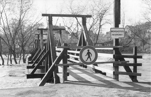 Sperrung des Holzstegs am Universitätsstadion (auch "Schwarzer Steg" genannt) bei dem Hochwasser 1984