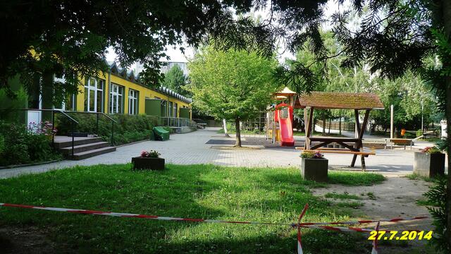 (30) !!! Sonntags + Monatsbilder / Schulhof !!! 27.7.2014 Temperatur: Plus 18°C 6:17h / 28°C Plus 8:43h - in der Sonne / 33°C / Wind:1- 3 / sonnig und bewölkt !