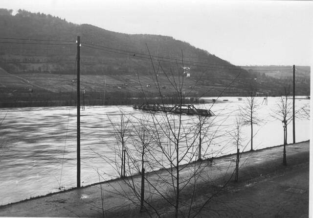 Hochwasser der Lahn: Der Holzsteg am Schülerpark ist 1923 unerreichbar (wurde erst 1933 von Ufer zu Ufer verlängert) | Foto: Presseamt Stadt Marburg