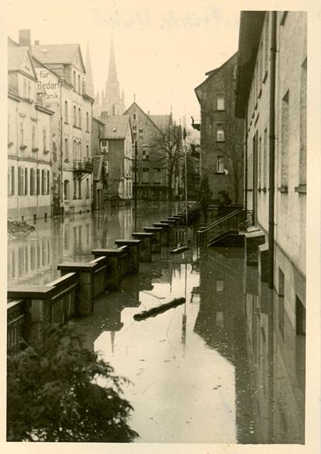 Das Hochwasser reicht bis in die Lahnstraße | Foto: Friedrich Unkel Nachk.