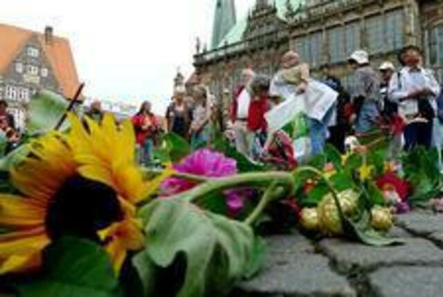 Die Teilnehmerinnen und Teilnehmer der Mahnwache am 6. August in Bremen werden gebeten, Blumen mitzubringen, um das Friedenszeichen auf dem Marktplatz auszulegen.