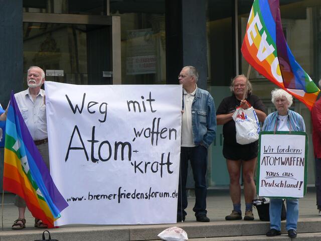 Das Bremer Friedensforum erinnert gemeinsam mit anderen Friedensgruppen seit vielen Jahren mit einer Mahnwache auf dem Bremer Marktplatz an den Jahrestag der Atombombenabwürfe auf Hiroshima und Nagasaki.