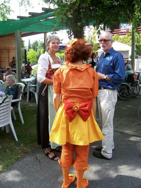 Einrichtungsleiterin Susanne Jonas im Gespräch mit Rosina Sonnenschein.