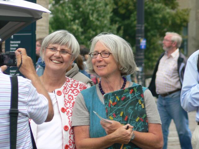 Eva Böller (links) und Barbara Heller sind gemeinsam mit Hartmut Drewes und Ekkehard Lentz Sprecherinnen des Bremer Friedensforums.