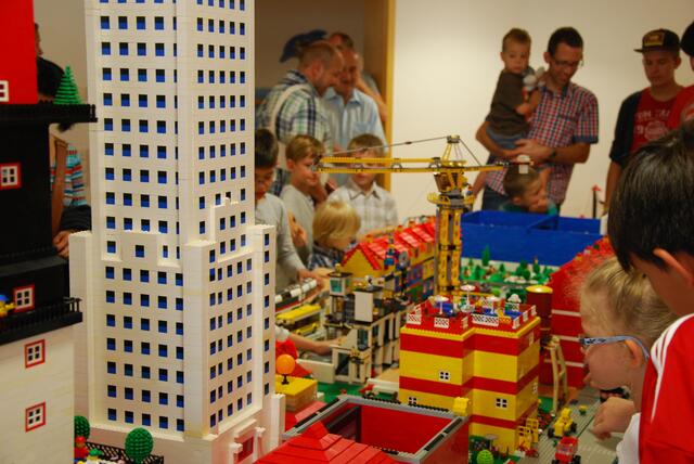 Eine bunte Stadt und viele Bewunderer.