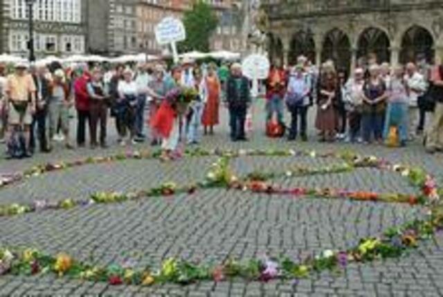Die Teilnehmerinnen und Teilnehmer der Mahnwache am 6. August in Bremen werden gebeten, Blumen mitzubringen, um das Friedenszeichen auf dem Marktplatz auszulegen.