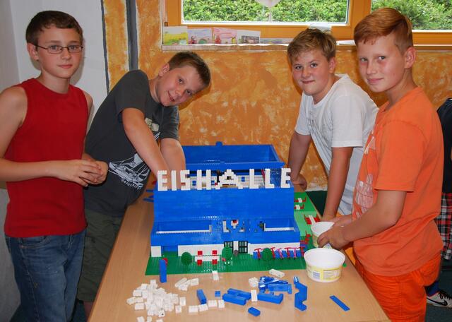 Vier Baumeister der neuen Königsbrunner Eishalle...