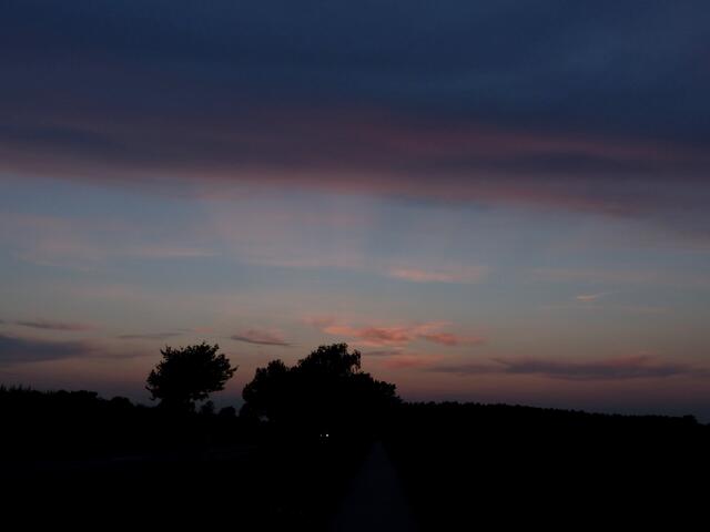 Ein beeindruckender Sonnenuntergang während der abendlichen Spritztour in die Feldmark rundete einen erlebnisreichen Sommertag ab.