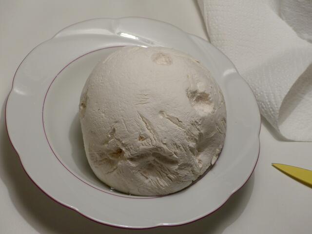 Hier sehen wir den Riesen-Bovist kurz vor der Zubereitung zu einer schmackhaften Mahlzeit. Die fensterlederartige Außenhaut wurde abgezogen. Das Fleisch war reinweiß!