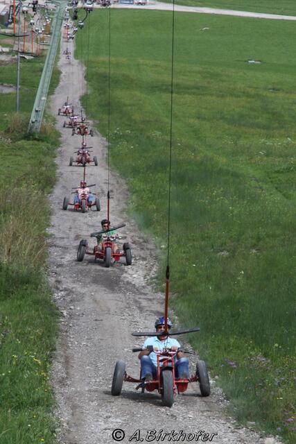 Mit dem Skilift werden die Bullcarts nach oben gezogen.