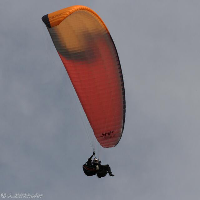 Ein Tandemgleitschirm