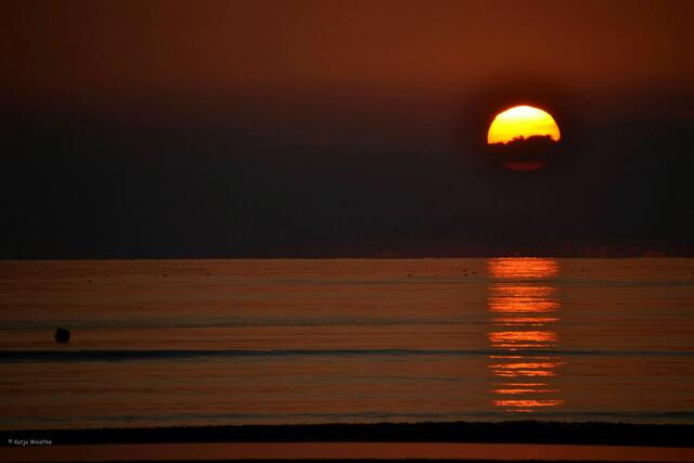 Wo das Meer die Sonne küsst... Sonnenuntergang am Ordinger Strand (Foto: Katja Woidtke)