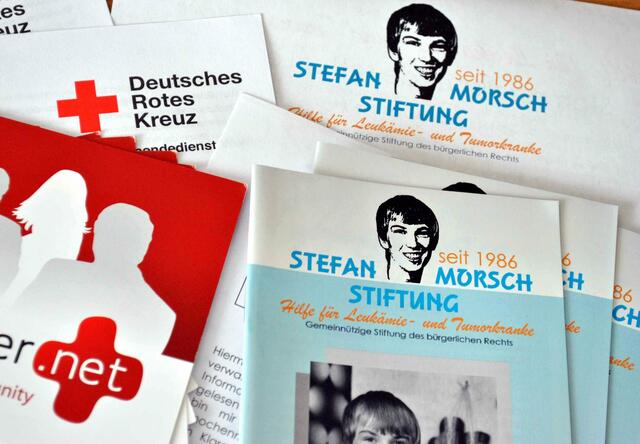 "Einmal stechen, zweimal helfen" - Blut spenden und sich als Stammzellspender registrieren.