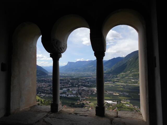 Weitblick vom Schloss Tirol einst Sitz der Tiroler Grafen in das Meraner Land