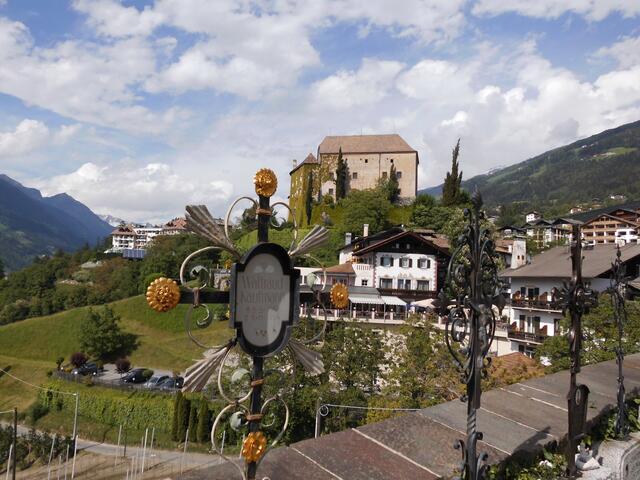 Schenna mit Burg und Mausoleum