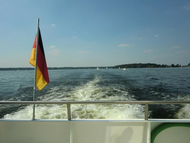 Per Schiff geht es über den Wannsee und dann nach Potsdam.